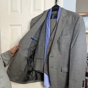 Egara Light Gray Suit set with vest and purple tie 42 jacket 32/30 pants